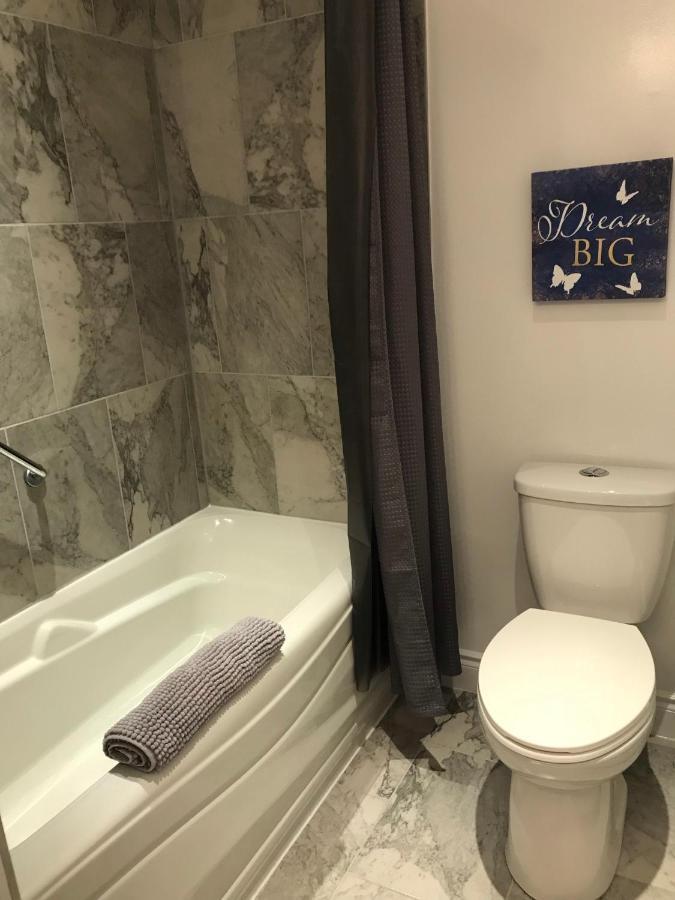 Ottawa Downtown Executive Apartment Retreat With Private Balcony Near Bank Street - Sleep Max 2 Zewnętrze zdjęcie